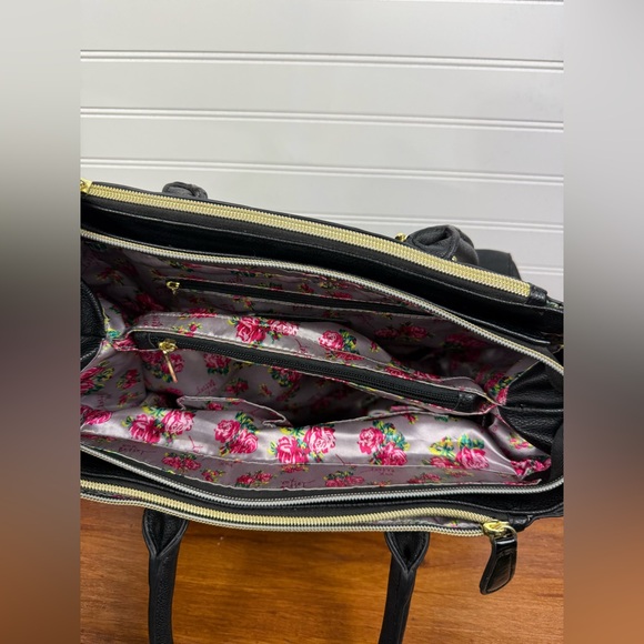 Betsey Johnson black & white shoulder chevron handbag purse with bow accent. - Picture 8 of 13